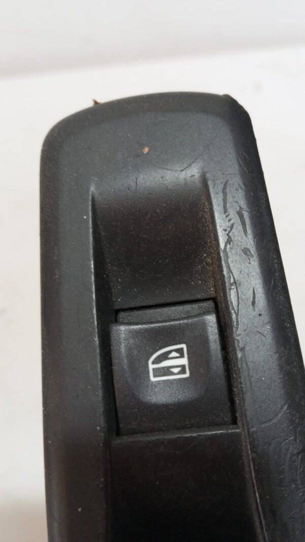 REF 82944002R 1008769 E30176 1999A BOTON INTERUPTOR ELEVALUNAS TRASERA IZQ RENUALT LAGUNA - Imagen 3