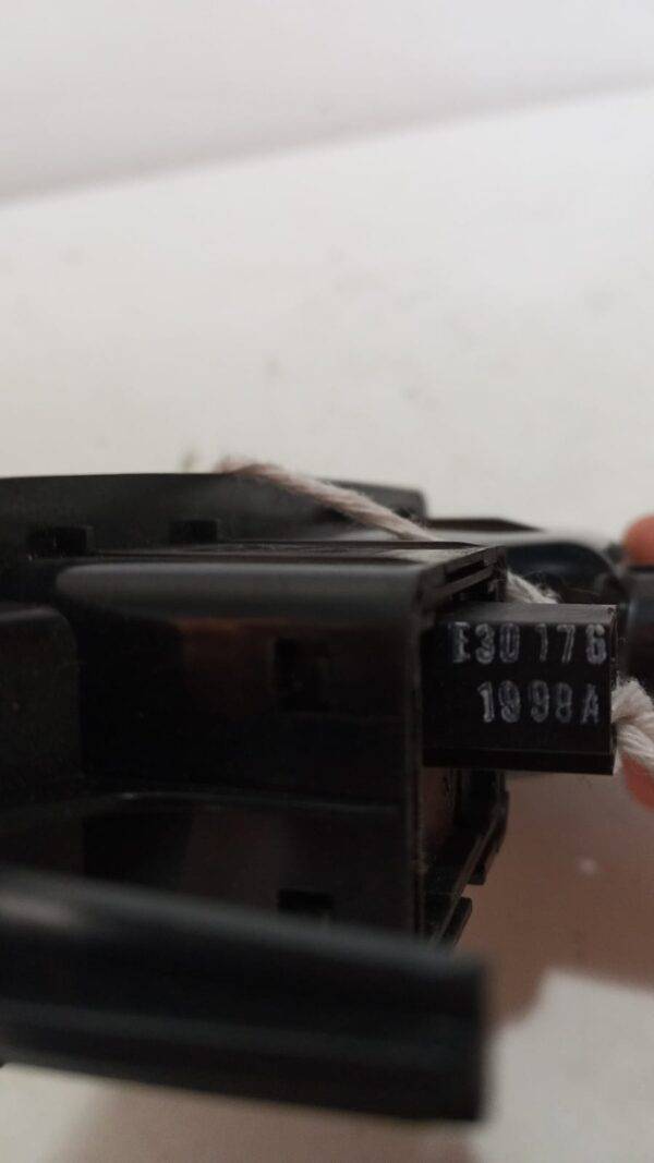 REF E30176 1998A 1008769 VALEO BOTON ELEVALUNAS PUERTA TRASERA DERECHA RENUALT LAGUNA - Imagen 2