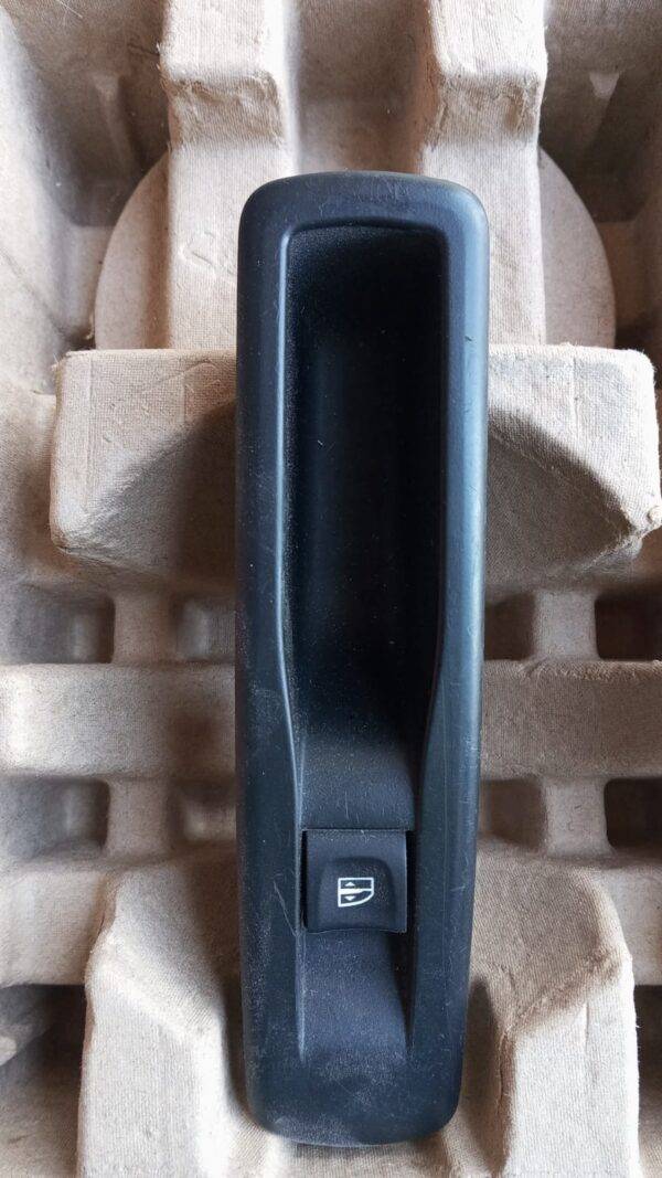 REF 1008769 82944002R INTERRUPTOR ELEVALUNAS BOTON PUERTA TRASERA DERECHA RENUALT LAGUNA 2.0 2007