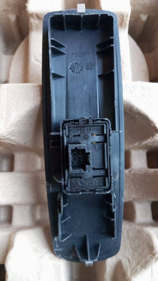 REF 809600004R INTERRUPTOR BOTON ELEVALUNAS DELANTERO DERECHO RENAULT LAGUNA III 2007 - Imagen 3