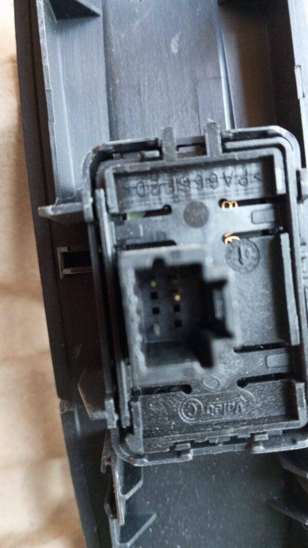 REF 809600004R INTERRUPTOR BOTON ELEVALUNAS DELANTERO DERECHO RENAULT LAGUNA III 2007 - Imagen 4