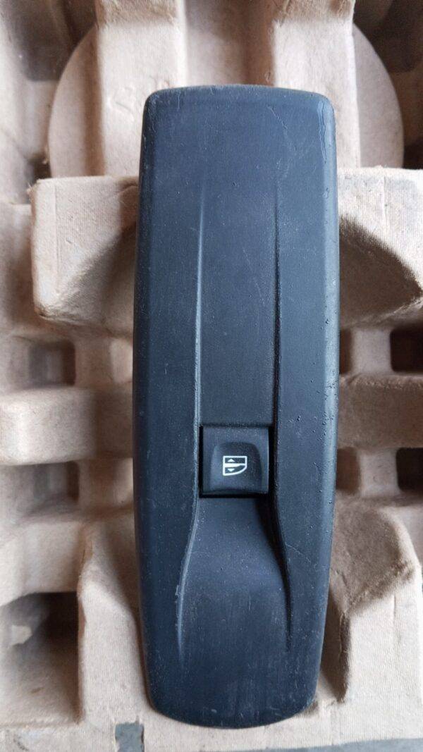 REF 809600004R INTERRUPTOR BOTON ELEVALUNAS DELANTERO DERECHO RENAULT LAGUNA III 2007