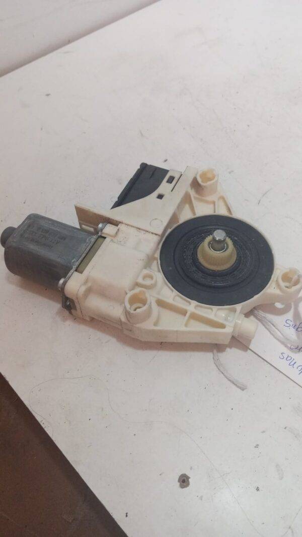 REF 827300001R --A 0130822401 12V BROSE 970092-104 MOTOR ELEVALUNAS PUERTA DERETRA TRASERA - Imagen 4