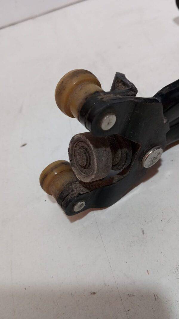 REF 1498205080 GUIA PUERTA CORREDERA LATERAL DERECHO PARTE BAJA CITROEN JUMPY 2006 - Imagen 2