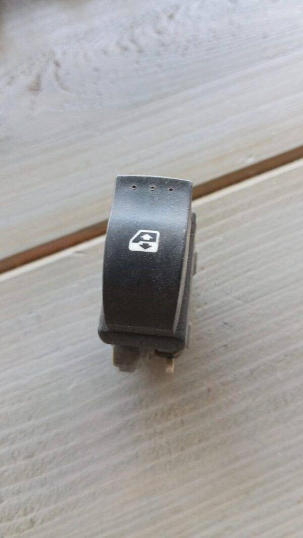 REF 2205100 BOTON ELEVALUNAS PUERTA TRASERA DERECHA RENAULT SCENIC , LAGUNA 2007