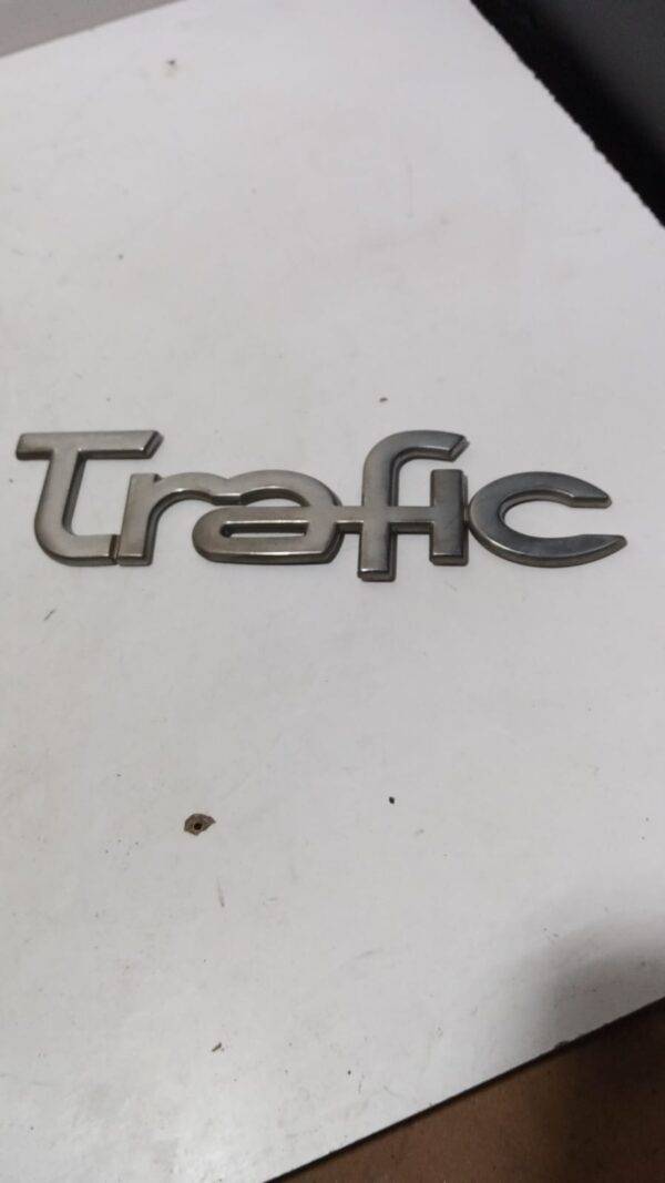 REFERENCIA 284 RENAULT TRAFIC EMBLEMA LETRA PUERTA TRASERA DERECHA EXTERIOR TRAFIC